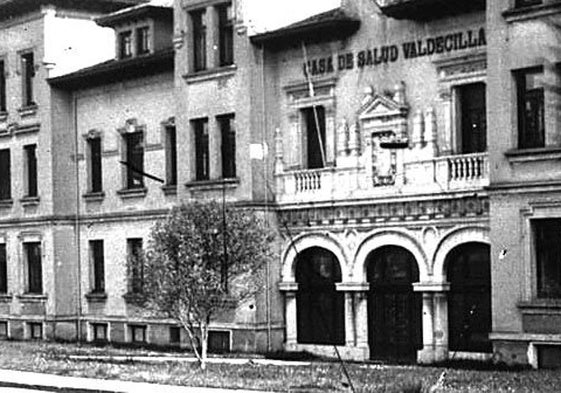 La portalada de la Casa de Salud Valdecilla, el germen de lo que hoy es el Hospital Universitario.