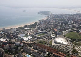 Vista aérea de El Sardinero, con los Campos de Sport en el centro.