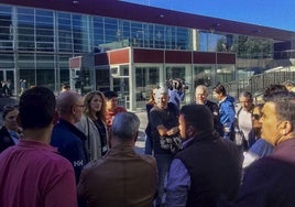 Representantes de los trabajadores de Cantur este miércoles en el Pctcan.