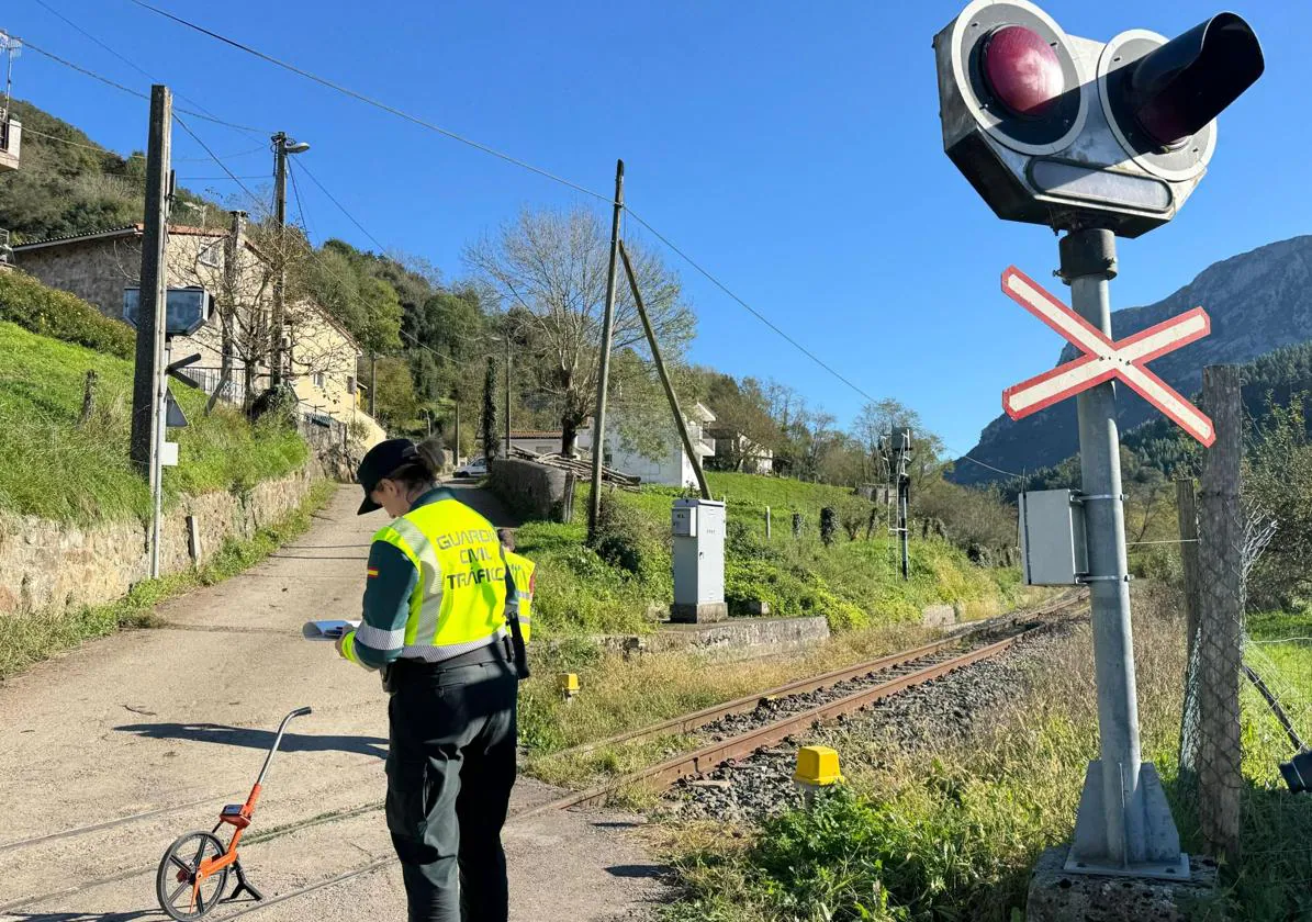 Una guardia civil, tomando medidas en el lugar del accidente para elaborar un informe y mandarlo al juzgado.