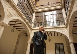 El obispo Arturo Ros habla por teléfono en el patio del edificio del Obispado, en Santander.