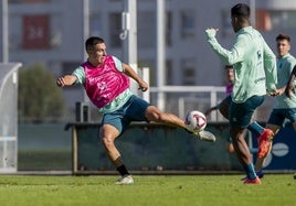 Jon Karrikaburu, ayer durante el entrenamiento en las instalaciones Nando Yosu.