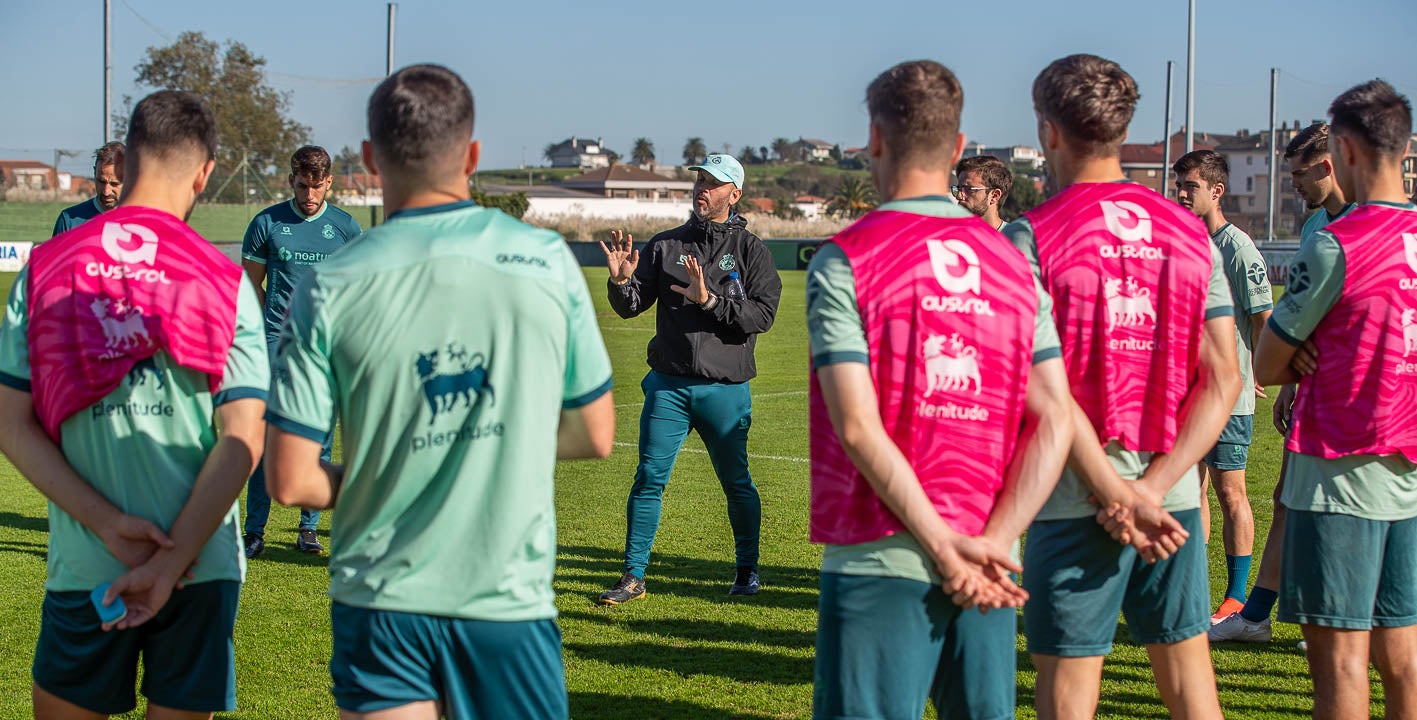 José Alberto Lez imparte instrucciones a sus futbolistas.