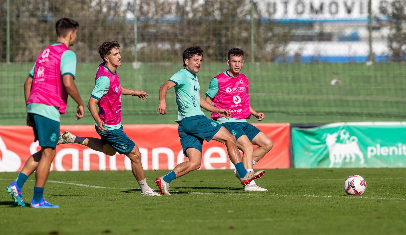 Marco Sangalli en acción entre Pablo Rodríguez e Íñigo Vicente.