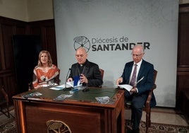 El obispo de Santander, Arturo Ros, en el centro, presentó el Día de la Iglesia Diocesana