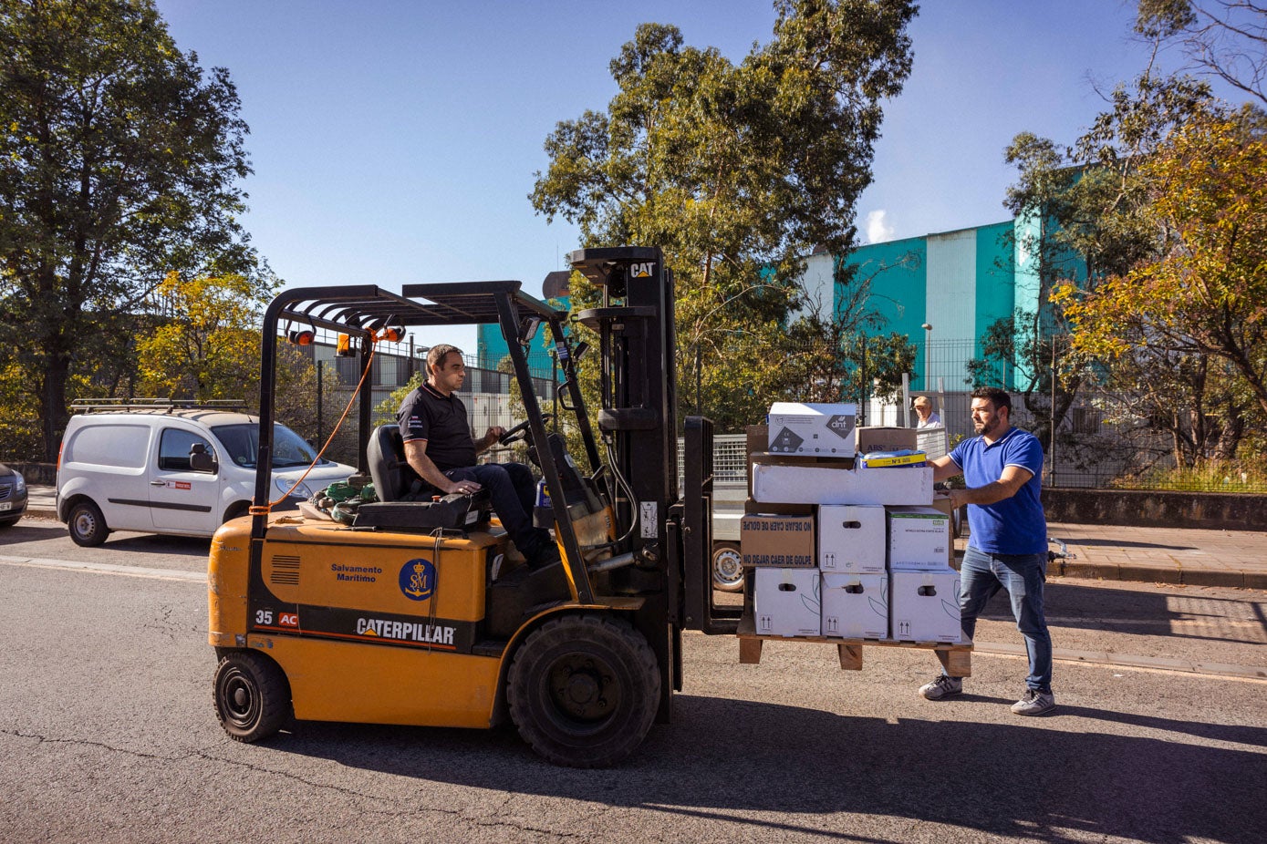 Ya en Santander, los operarios colocan los productos 