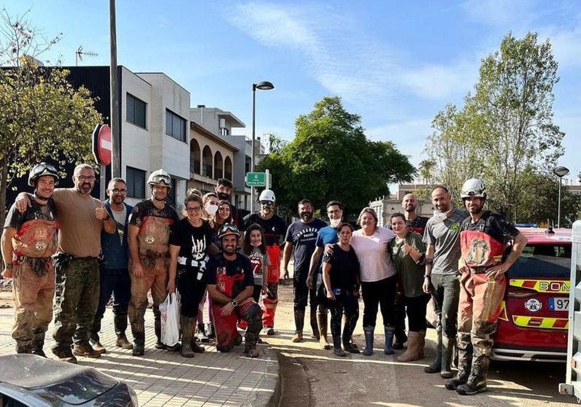 Grupo de bomberos en el que está Juan Castanedo, a la derecha de la imagen, con casco blanco y apoyado en un coche.