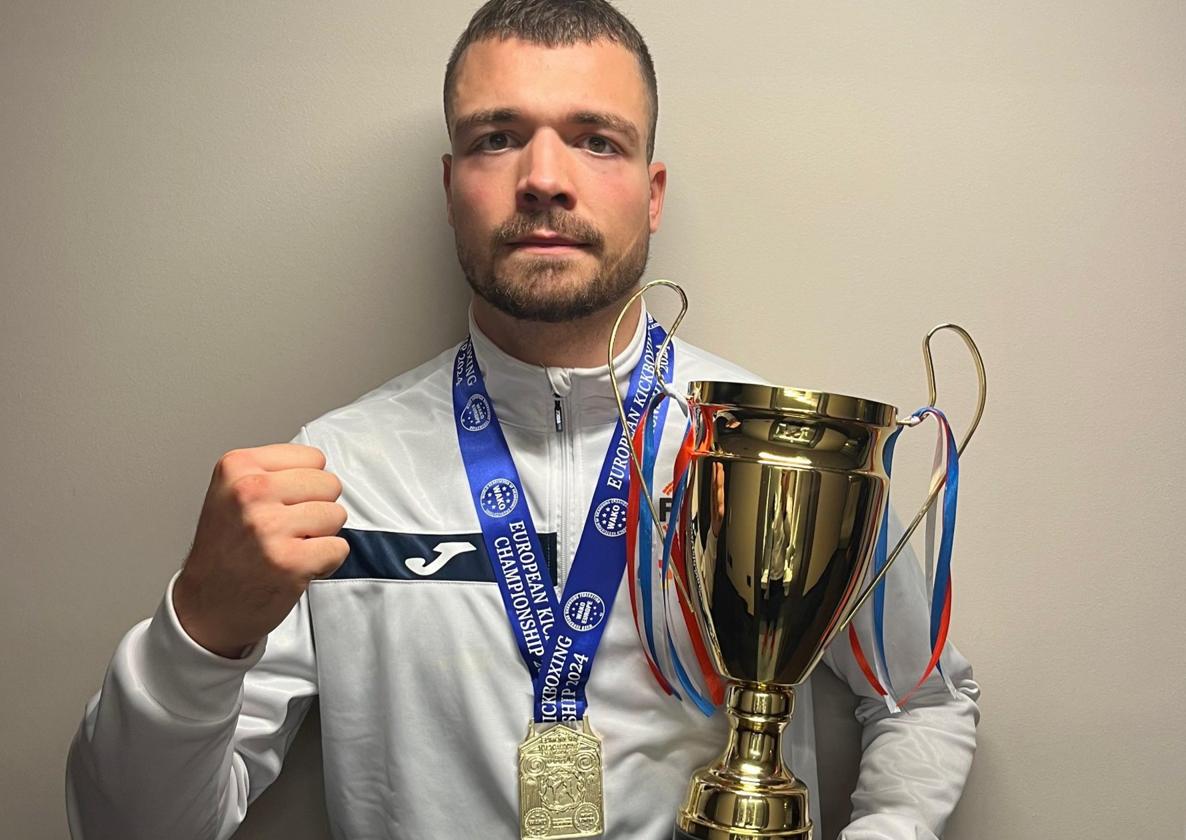 Juan de Quintana, ayer con el trofeo que le acredita como campeón europeo.