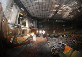 El cine Pereda, aún calcinado, en una foto de la pasada primavera.