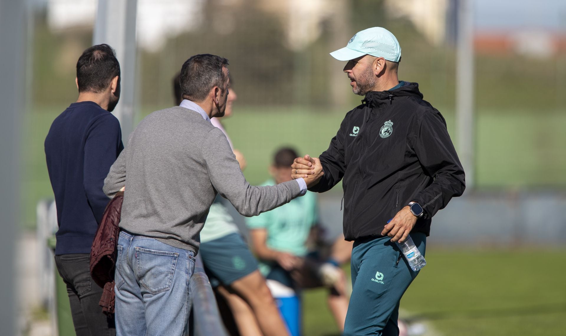 Imagen secundaria 1 - José Alberto, durante tres momentos de la sesión del jueves: dando instrucciones a Íñigo Vicente, saludando a Quique Estebaranz, que visitó el entrenamiento, y en plena jornada de trabajo sobre el césped del campo 2.