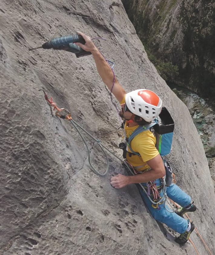 Imagen secundaria 2 - Víctor Sánchez, en plena escalada.