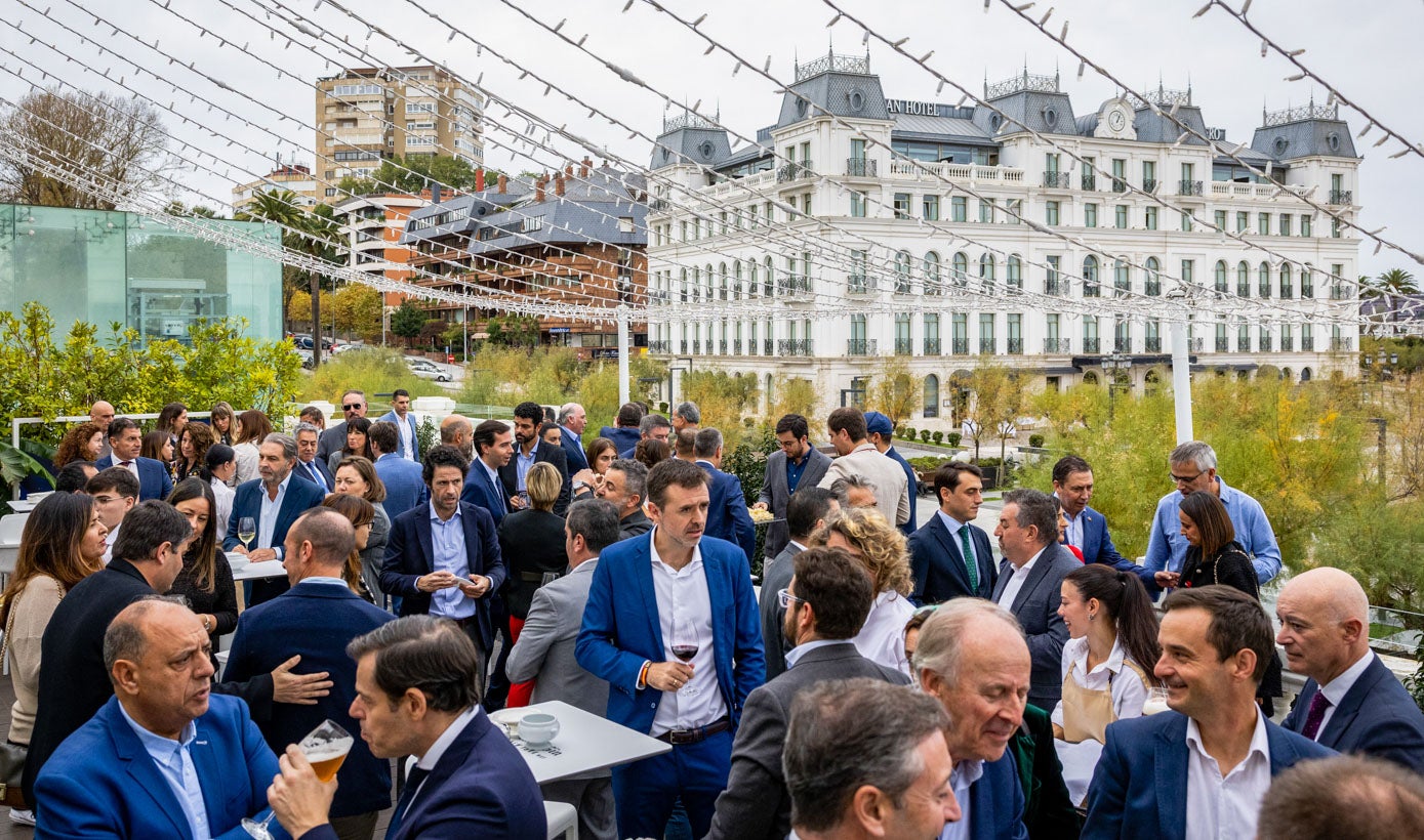 Los empresarios asistentes en el aperitivo del inicio de la gala en la terraza del Gran Casino de El Sardinero.