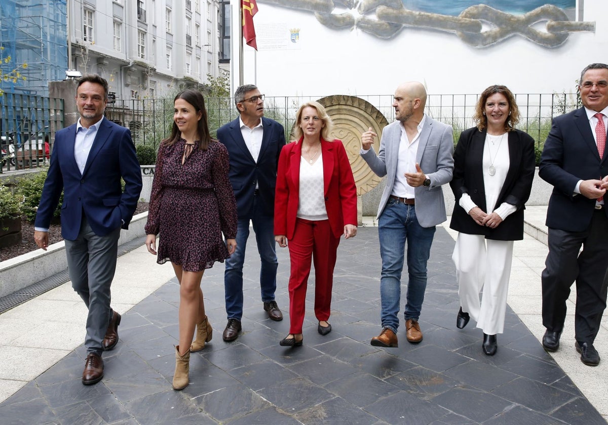 La consejera de Ganadería, María Jesús Susinos, de rojo, llega a la sede del Gobierno regional para presentar los presupuestos de 2025 acompañada por su equipo de colaboradores.