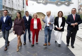 La consejera de Ganadería, María Jesús Susinos, de rojo, llega a la sede del Gobierno regional para presentar los presupuestos de 2025 acompañada por su equipo de colaboradores.