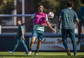 Karrikaburu, que será titular hoy, controla el balón durante un entrenamiento.