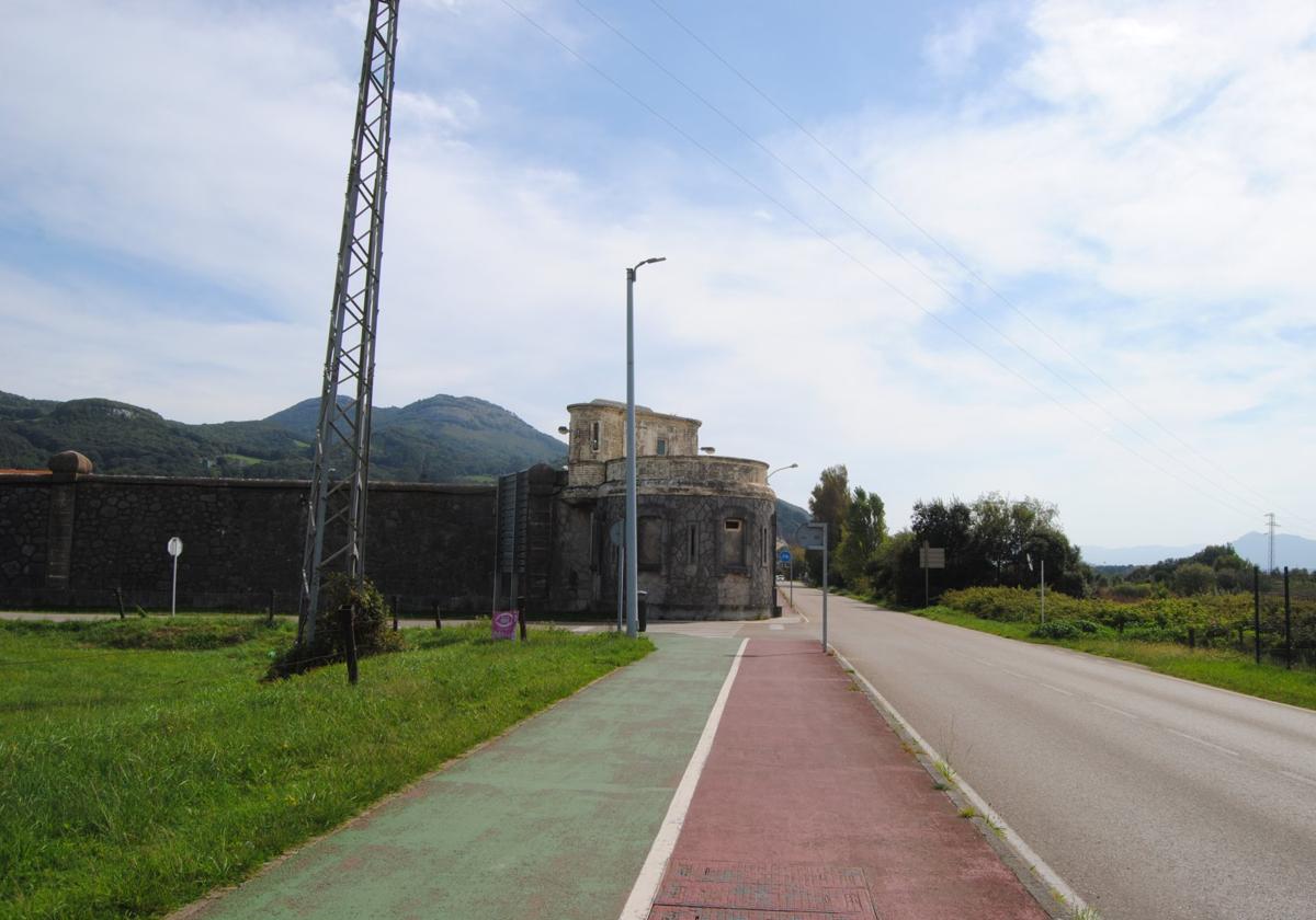 Cruce entre El Dueso y Berria en el que está previsto construir la rotonda.