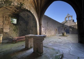 El altar de la antigua iglesia junto a las capillas donde están enterrados los descendientes de las familias Villegas y Quirós.