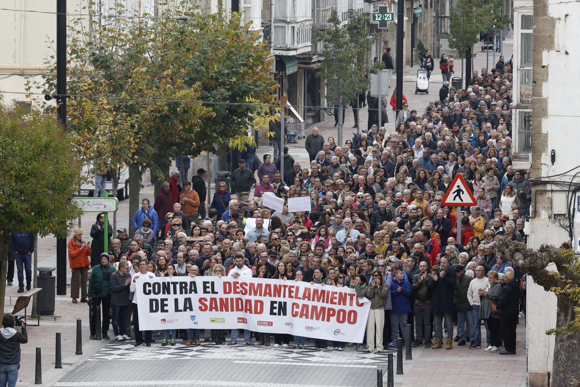 En las primeras filas estuvieron representantes de PRC, PSOE, Izquierda Unida, REC y Cantabristas. También se acercaron a Reinosa los secretarios generales de CC OO y UGT. Hubo representantes del PP, pero en un lugar más discreto.