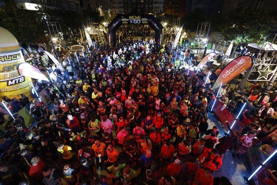 Los atletas de la carrera de trail, antes de la salida