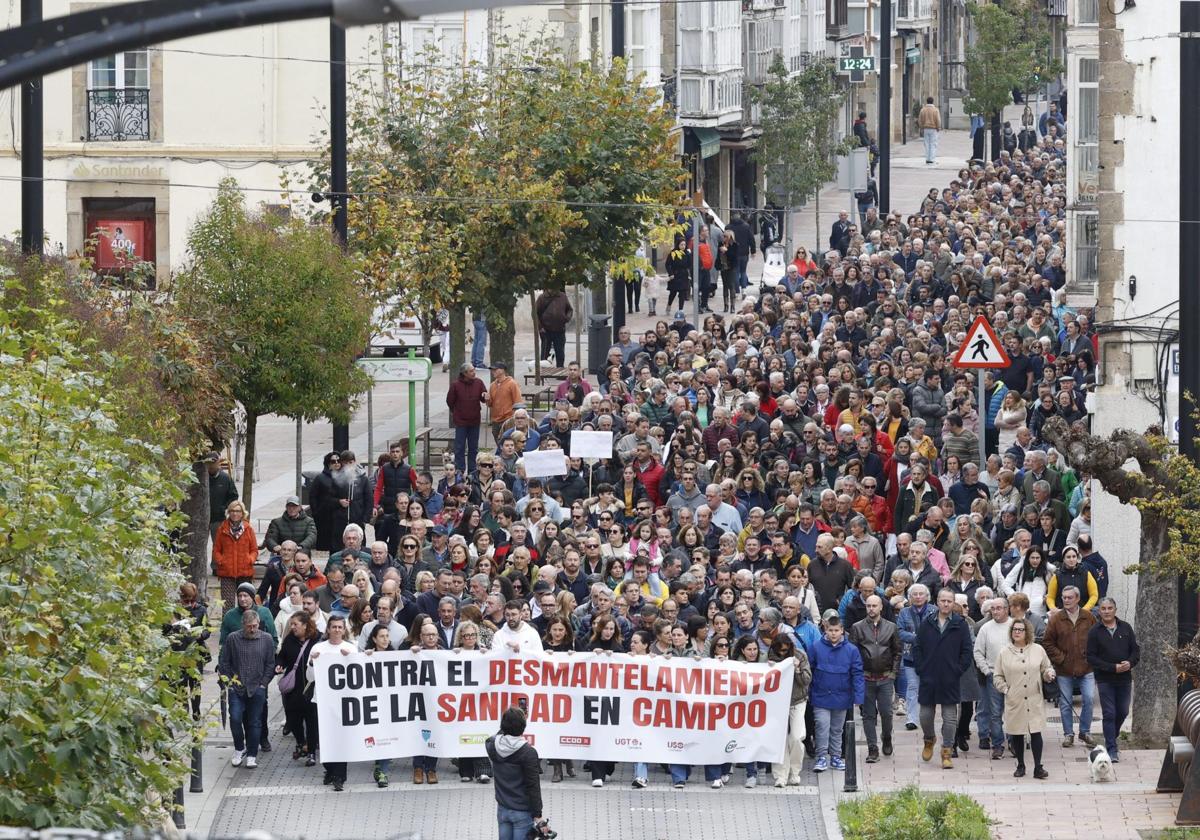 Vista de la manifestación, este sábado, para reclamar soluciones sanitarias para la comarca.