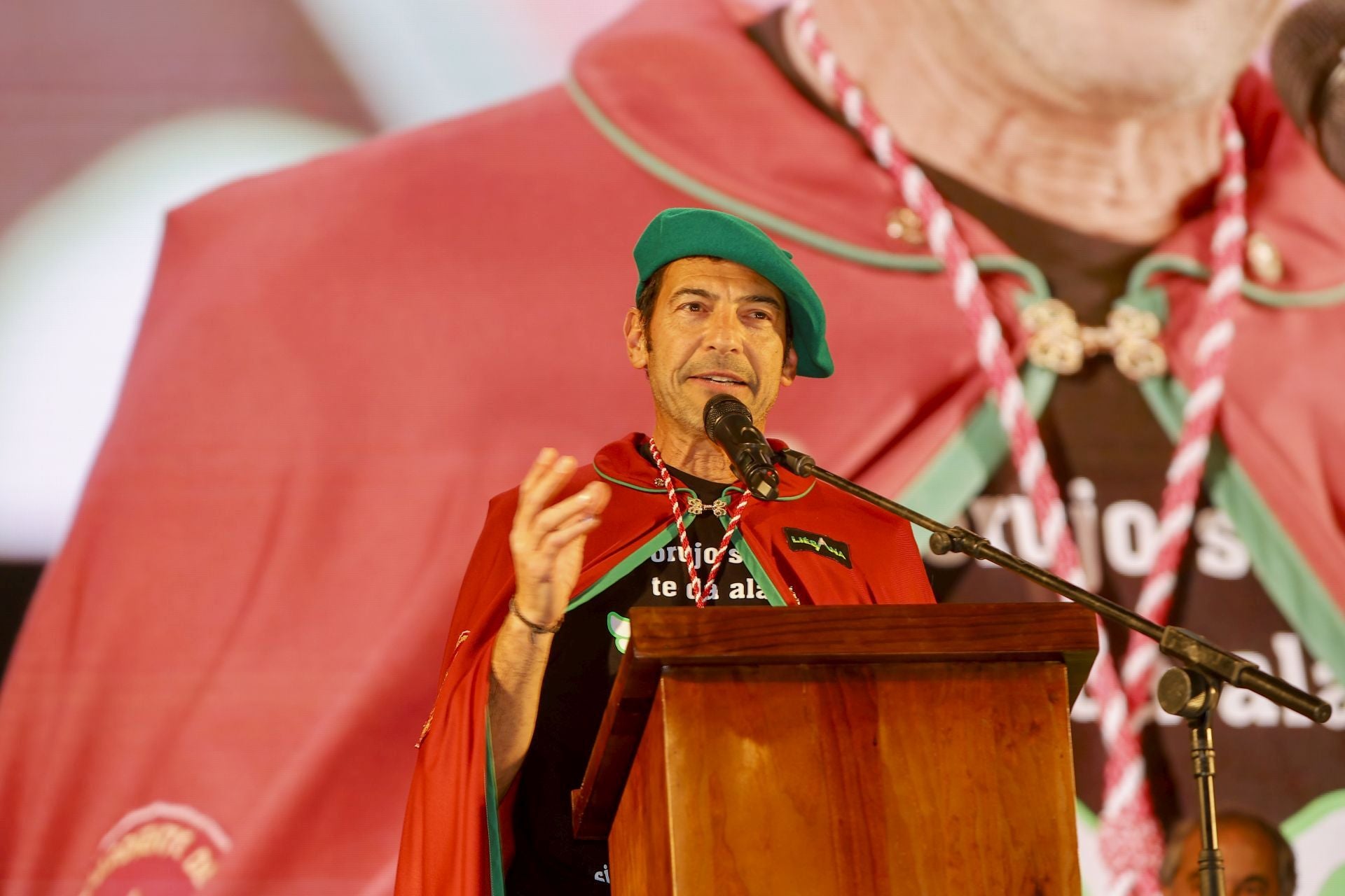 El Orujero Mayor durante su intervención en el escenario de la carpa.