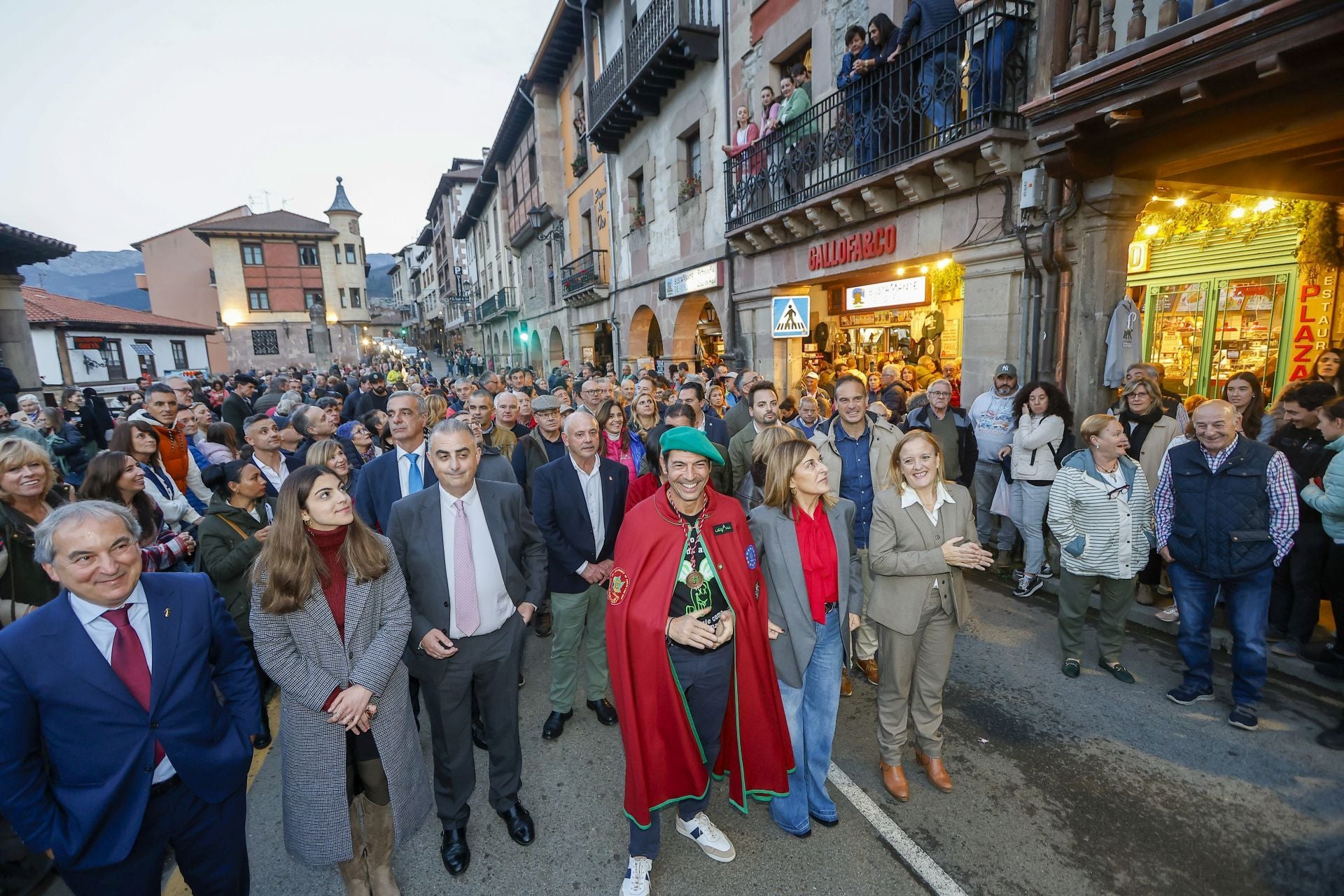 Cientos de personas arropan al Orujero Mayor por la calle durante el desfile.