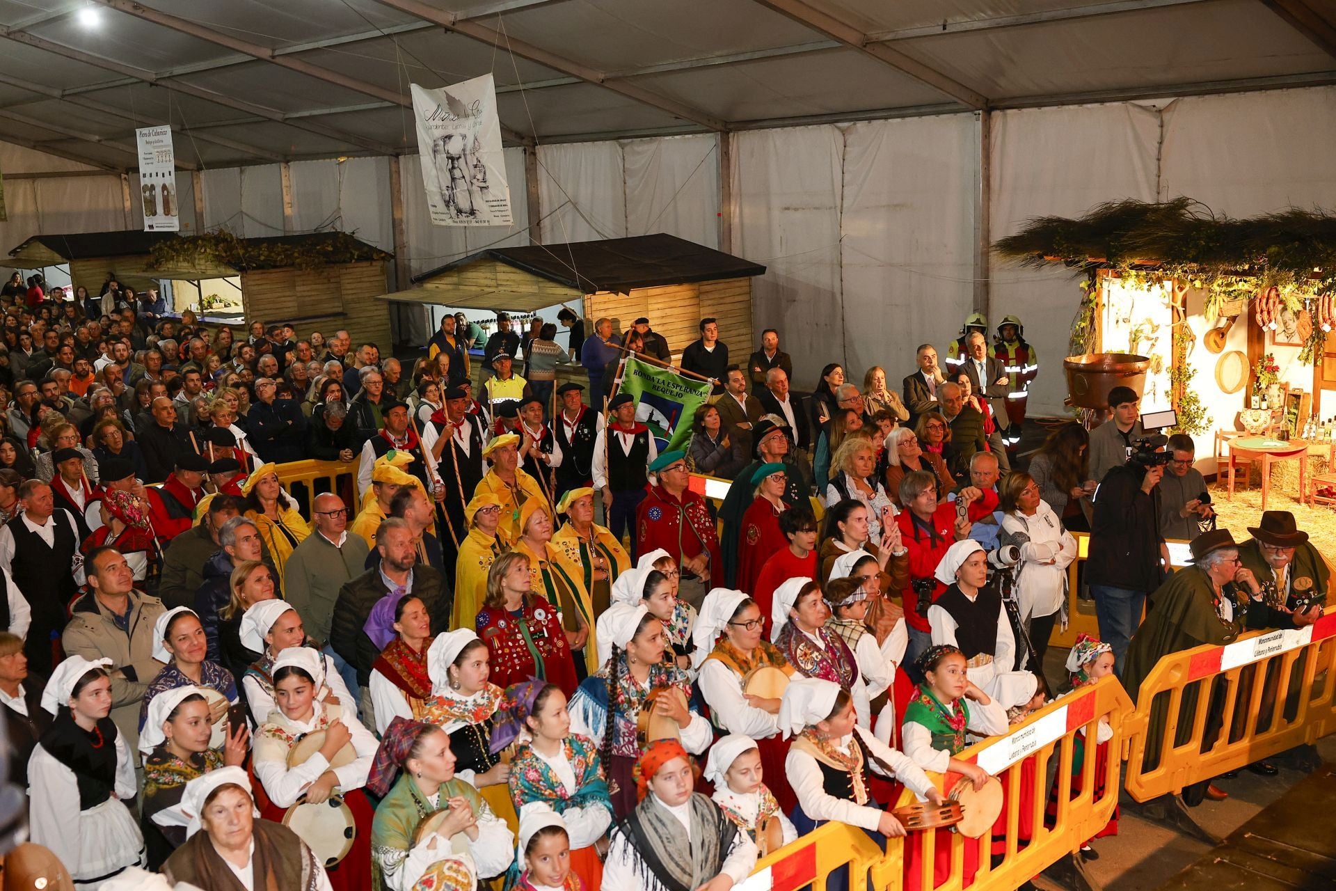 El público abarrota la carpa donde tuvo lugar el homenaje.