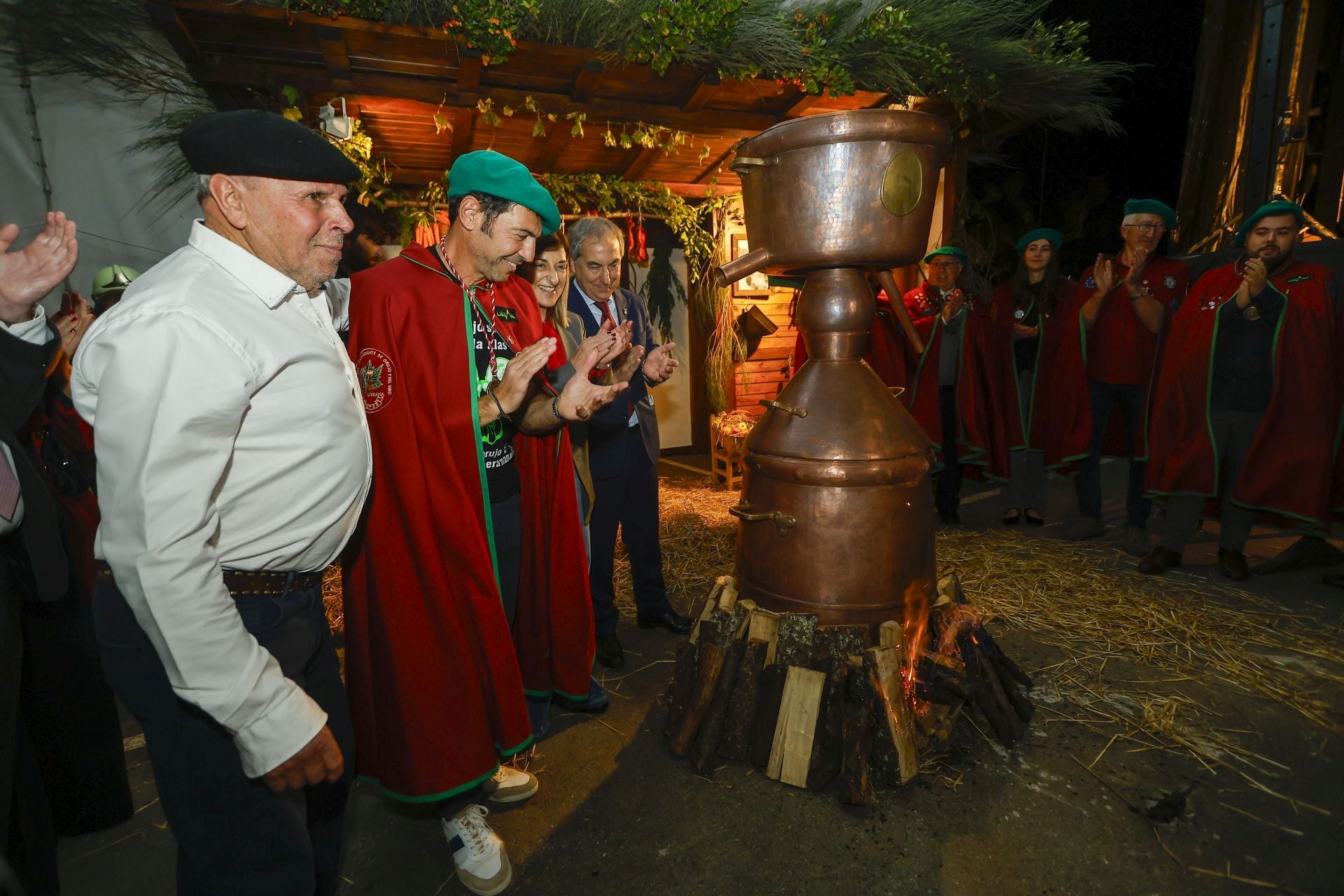 El Orujero Mayor tras la quema de la alquitara con el maestro orujero, Francisco Mena.