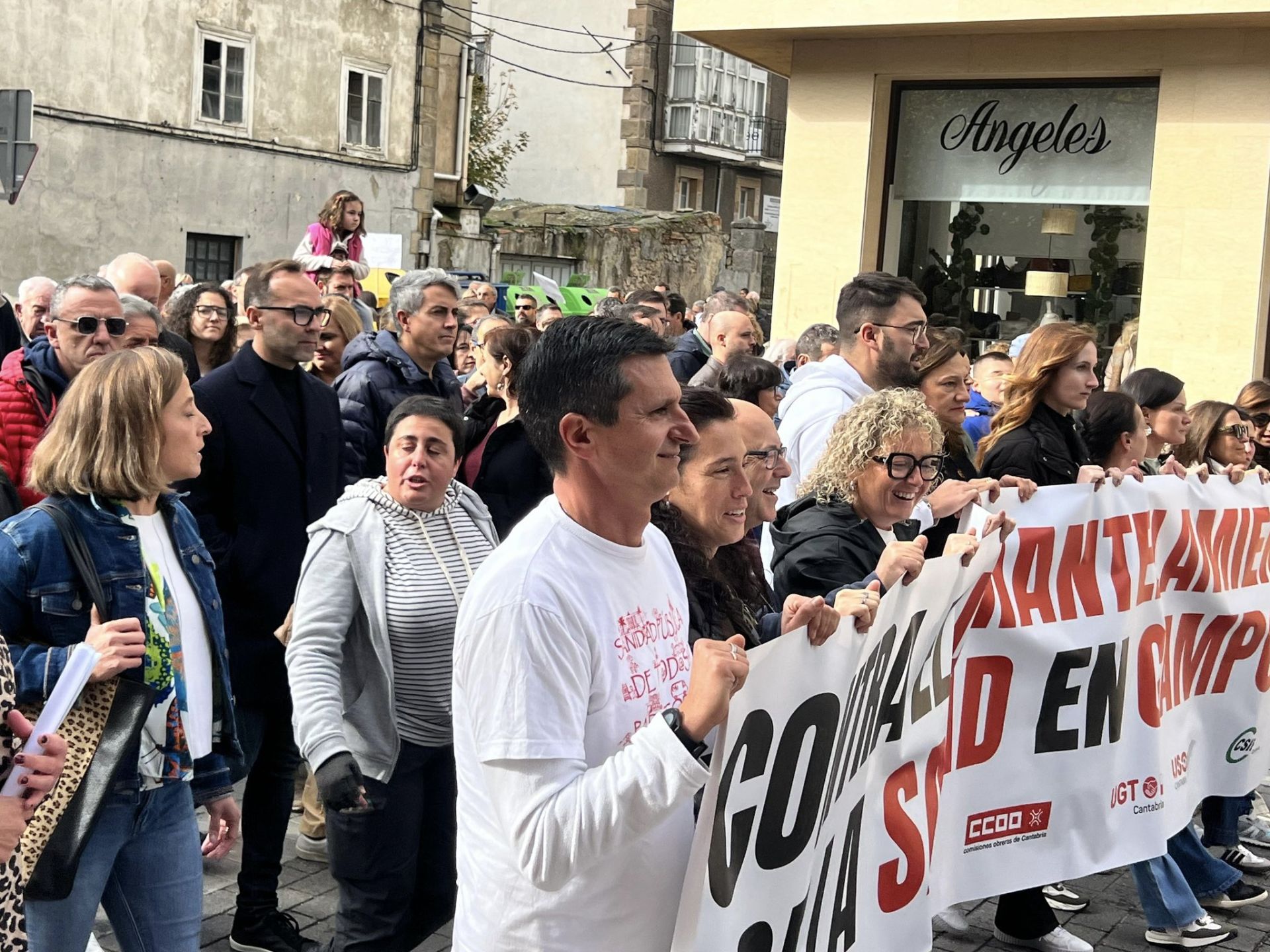 El líder del PSOE de Cantabria, Pablo Zuloaga, estuvo junto al portavoz municipal socialista, Sergio Balbontín, y al exconsejero y diputado Raúl Pesquera.