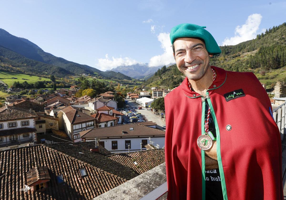 El Orujero Mayor en las almenas de la Torre del Infantado con Potes de fondo.