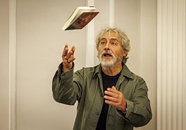 El escritor gallego ha transitado la narrativa y la poesía durante sus más de cuatro décadas de escritura. El autor en Sevilla la pasada semana.