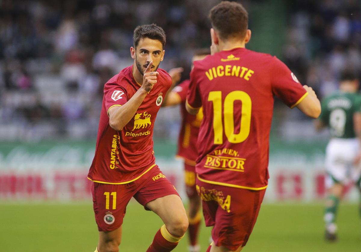 Andrés Martín e Íñigo Vicente celebran el primer tanto racinguista, obra del sevillano.