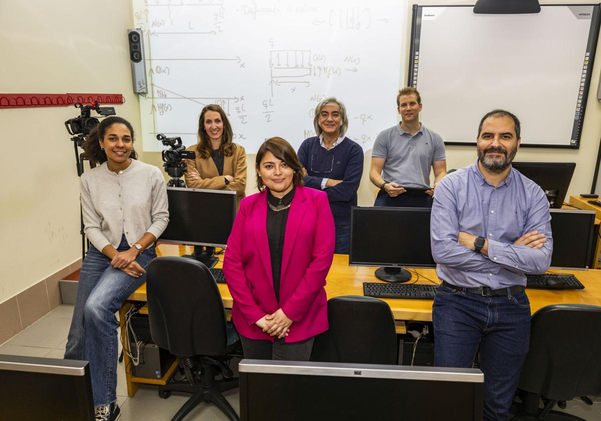 En primera línea y de izquierda a derecha, Rocío Campuzano, becaria de colaboración en el Centro de Formación en Nuevas Tecnologías (CeFoNT); Priscila Guadalupe Parra, diseñadora y programadora multimedia, e Iván Sarmiento, director del CeFoNT. En segunda línea, Mónica Puig-Pey, técnico de sistemas de teleformación y multimedia (CeFoNT); César Bustamante, diseñador y consultor de materiales docentes (CeFoNT), y Alberto Díez, profesor titular de Ingeniería Mecánica en la UC