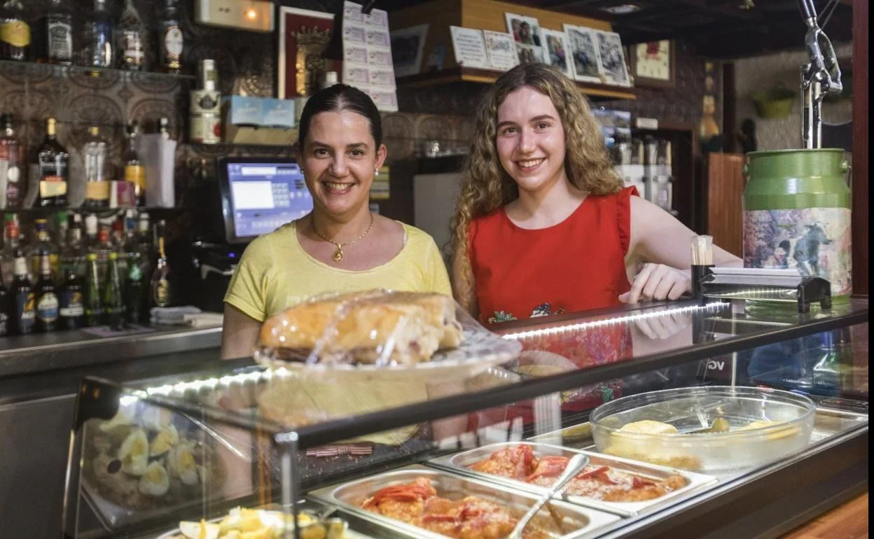 Pilar y Paula, tras la barra del Mesón El Madrileño.