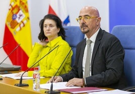 El consejero César Pascual, junto a la secretaria general, María Souto.