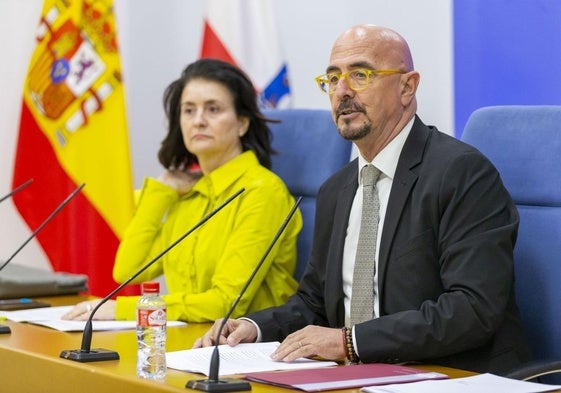 El consejero César Pascual, junto a la secretaria general, María Souto.