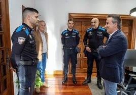 Los dos nuevos agentes frente al alcalde, Diego Movellán y el subinspector Tomás Ramos.