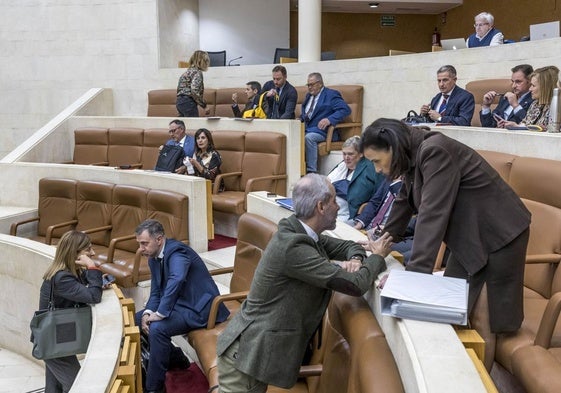 Integrantes de la bancada popular, en primer término, conversan antes del inicio del pleno de este lunes.