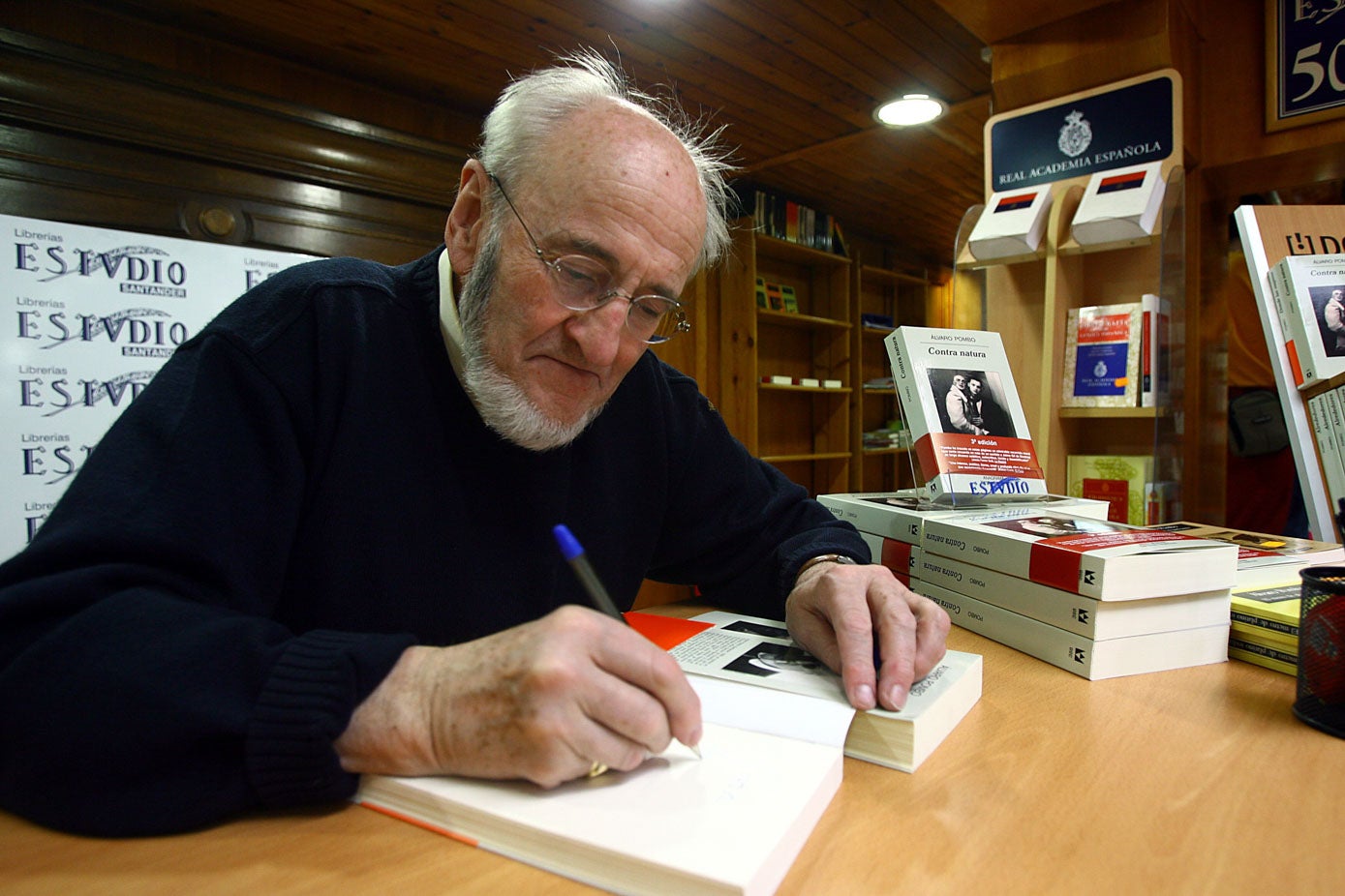 El novelista firma ejemplares de su novela 'Contra Natura' en la antigua LIbrería Estvdio de Santander.