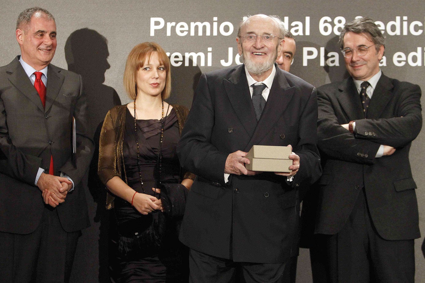 Álvaro Pombo recibió en 2012 el Premio Nadal de novela, el más antiguo de los que se conceden en España, dotado con 18 000 euros, con su obra 'El temblor del héroe'