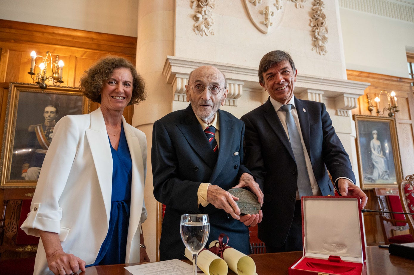 El escritor Álvaro Pombo recibió el XXXV Premio Internacional Menéndez Pelayo de la UIMP por «su extraordinaria, dilatada y original obra narrativa y poética». Álvaro Pombo recibió el premio de manos de Yolanda Fernández Montes, de EDP (a su izquierda), y del rector de la UIMP, Carlos Andradas