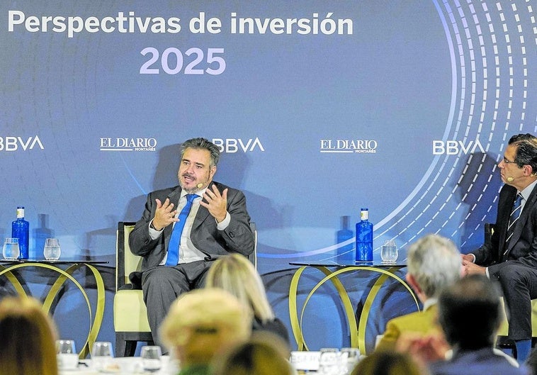 Saray Ceballos, moderadora del evento, junto a los protagonistas de la mesa de debate, Álvaro Manteca y Miguel Cardoso.