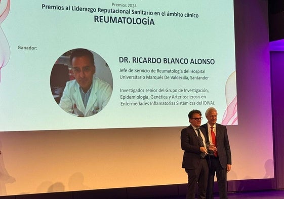 El médico de Valdecilla Ricardo Blanco revalida el premio al mejor reumatólogo de España