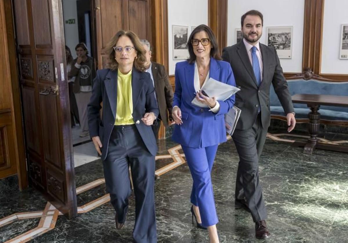 Margarita Rojo, Gema Igual y Javier García en la presentación de los Presupuestos.