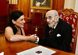 Álvaro Pombo estrecha la mano de la alcaldesa de Santander, Gema Igual, en una imagen de archivo.