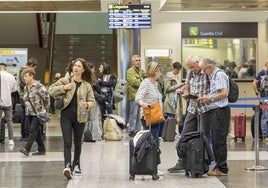 Pasajeros en la terminal del aeropuerto Seve Ballesteros.