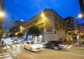 Vista del edificio, destinado durante décadas a servicios del automóvil (garaje, neumáticos y accesorios).