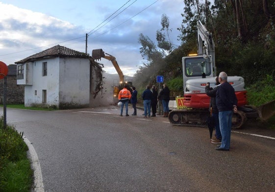 El alcalde visita la zona acompañado de los concejales.