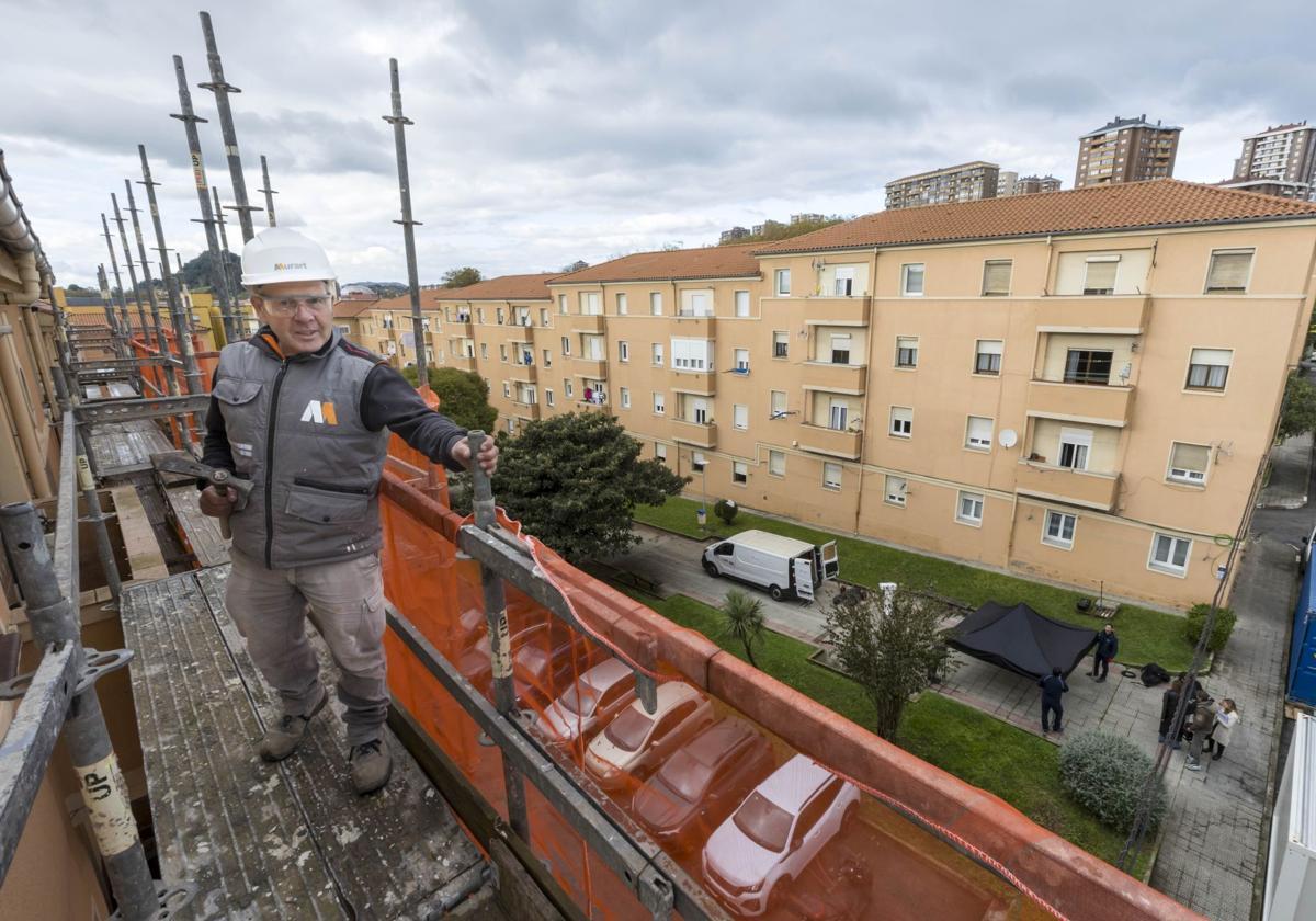 Uno de los trabajadores de la empresa Murart, encargada de la rehabilitación integral de 120 viviendas de Cajo, en Santander.