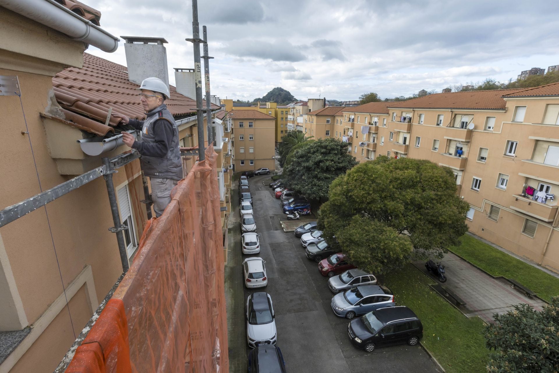 Uno de los trabajadores de Murart, empresa encargada de las obras de rehabilitación integral de las 'casas de la Renfe', en uno de los edificios que será reformado. 